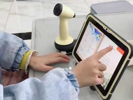疫情期间小天才平板派上用场了,小学初中高中教材同步教学,省心省力!