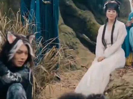 此姑娘名为芸意
父母刚刚离世
恰好此时
相处几天的一男子为了她妈殉道
芸意很是伤心
终究没能见到该男子的容颜#逍遥 #电视剧