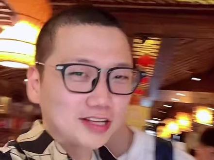 小柠檬小可乐的干妈来了!。。这干吗真像一家人,小可乐和凯凯和干妈三个人真像😄😄😄@柠檬可乐他爹地 @凯凯妈妈 @方飘飘 @柠檬可乐他爹地【新】 @刘凯鹏的小助理 @
