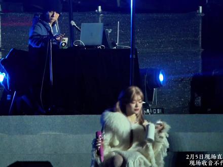 黄霄雲2月5当晚公益演唱会献唱成名曲「星辰大海」 黄霄雲2月5当晚公益演唱会献唱成名曲「星辰大海」声音太美,现场氛围太好了吧! #黄霄雲 #黄霄雲演唱会 #中鑫文化 #黄霄云都匀演唱会 #黔南文旅