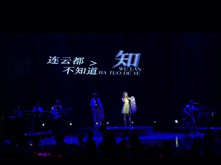 乌兰巴托的夜写的是当时一对情侣的遗憾,女孩出国了,而男孩成了出租车司机,10年之后,偶然的一天,女孩坐上了男孩的车。阔别10年,女孩亦如当初模样,而男孩却满脸沧桑,男孩认出了女孩却不敢打招呼,但他不清楚坐后排的女孩是否认出了自己。透过后视镜,男孩看到女孩拨通了一个电话,电话里似乎是女孩的好朋友,一路上女孩一直在电话里讲述着国外的种种,而男孩只是默默地听着,终于到达了目的地,女孩也挂断了电话说:“我已经把我这10年期间的经历都说给你听了,你连句你好都不说吗?”原来女孩从一上车就认出了男孩,那通电话对面没有任何人,一切都是女孩说给男孩听的,男孩此时已经哽咽了,颤抖的说出了你好两个字,女孩深情的看着男孩,接着又问道:“我们还能回得去吗?”男孩儿说:“回去?回去可以啊,但得加钱……@MLody姜达赫 @姜富婆_ @姜鹏 兄弟想你了