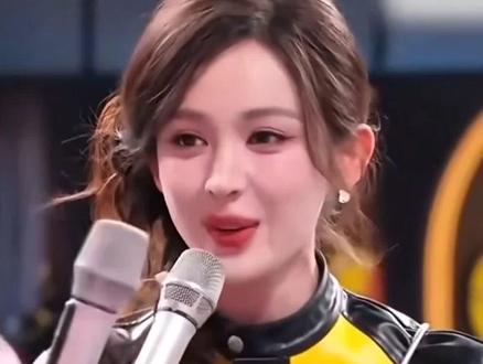 杨迪送花娜扎秒应求婚!1句话暴露真实关系?网友:这糖比偶像剧还真!#是谁打翻了大自然调色盘 #影娱年味不打烊 #明星八卦 #明星 #马上开拍