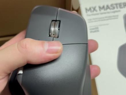 最新罗技MX Master 4 到手了! 开箱测评 最新发布的MX Master 4 到手了!
MX Master 4 相比上一代(MX Master 3 / 3S)的主要改变:
新增 颤动反馈(Haptic Feedback),操作时能感受到微振动提示。
加入 Action Ring(快捷环),长按可弹出自定义菜单。
拇指区按钮布局有调整,手势键位置更容易按到。
材质升级,减少了软胶涂层,改为更耐污、更耐用的纹理化表面。
重量略微增加(约 150g),握感更“实在”。
滚轮依旧是 MagSpeed 电磁滚轮,但滚动阻尼和手感有细微优化。
无线连接与天线布局优化,切换设备更流畅。
续航依旧约 70 天,并支持快充(1 分钟充电可用数小时)。
#罗技mxmaster4 #人体工学鼠标 #罗技鼠标 #电脑配件 #鼠标