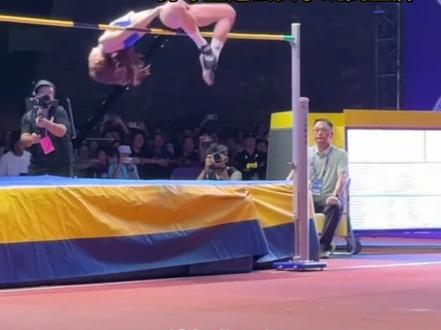 六年级的“意外一跃”,开启征服横杆之路,“不服周”的武汉伢邵雨琪勇夺全运会女子跳高金牌。