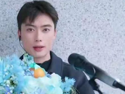 4月13日~大理归来,一开播就被这满屏的爱包围❤️ 最爱的煲仔饭精准暖胃,新鲜水果直戳暖心,那束藏着惊喜的鲜花🌸更是寓意满满💥被姐姐妹妹们这般用心宠爱,老大又是幸福感爆棚的一天💥@昊文🍊星城 @昊文生活号🍊 #昊文星城的圈子