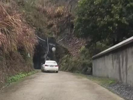 大家好!这里是湖南安化板溪冲隧道,是生我养我的地方,回家的必经之路。湖南安化板溪冲#山路急转弯,山美路美景更美,这样的路你敢驾驶吗 #这就是我家乡山咔咔
