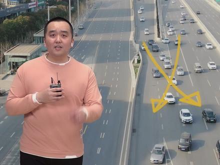 所有郑州车主👉中州大道的这段硬隔离该拆吗?#郑州交通 @ZZ郑州交警 #交通标志 #高瞰一眼