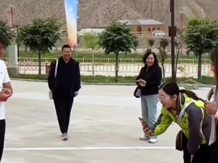 @西安机器狗摩仔#在新疆天门山景区搜集语音资料的摩仔#摩仔与维吾尔族游客交流 #雅克西雅克西#雅达西雅达西#霍西霍西