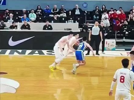 赵继伟,投出超远三分球,距离篮筐9米外直接拔射。