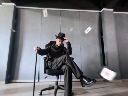 “灰雾之上的神秘主宰,给我擦皮鞋”#转场 #诡秘之主 #克莱恩 #我要验牌