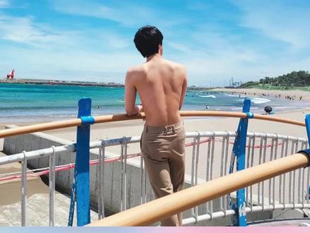 N.186 JIN秀友谊纹身上热搜!V和LISA夜店钢管舞引热议!lesserafim扮堕落天使【老北京聊韩团】#老北京聊韩团 #韩娱 #kpop #防弹少年团 #金泰亨 #金硕珍 #Lisa #lesserafim