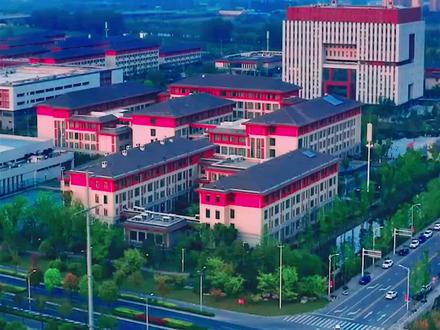 活不过三十岁?她怀了他的救命药! #续命娇妻哪里逃 #这就是爱 #恋夏甜剧 #短国的夏天
薄家掌权人薄肆,因从小体质特殊,活不到三十岁,多年来一直寻找解决办法,在距离死期还有三个月时,大师算到薄肆命中出现一子,此子不仅是薄肆的孩子,更是薄肆命不久矣的转机,薄肆想到数月前和自己有过交缠的女人,连忙派人寻找。姜吱吱是个爹不疼娘不爱的小可怜,为了赚钱补贴家用,早早被逼的辍学,在一次护工兼职时,意外遇见中药的薄肆,被薄肆强迫后两人一夜情,薄肆得知姜吱吱就是怀了自己孩子的女人后,不仅将人抱回家,还用成熟和绅士,一遍遍的捂着小可怜的内心,而单纯善良的姜吱吱,也在薄肆温柔甜蜜的攻势下,渐渐敞开心扉,改变自己,逐渐走出童年的阴霾,更是在细心的照顾下,薄肆的腿渐渐好了起来。面对单纯懵懂的小女孩,薄肆一心想成为她的依靠,两个受过伤害的人,最终用最温暖的方式照亮了彼此。