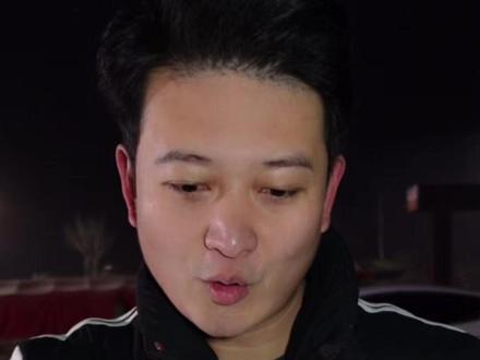 一大早在喀什路边摊吸溜着吃一个羊头,热汤一喝#新疆美食 #早餐 #羊头 #地方特色美食