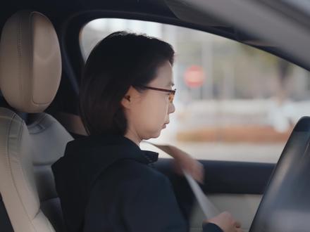 「蔚来世界模型 NWM」全新版本,新增「NWM 人机共驾」功能。城区领航辅助和增强车道居中辅助下,通过控制方向盘进入NWM人机共驾状态,轻转方向盘调整行车轨迹,辅助驾驶不退出,人车无感衔接。点击视频,了解如何使用该功能。#蔚来 #蔚来世界模型全新版本发布