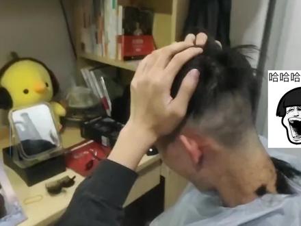 南昌某高校寝室室友给兄弟剃了个“红孩儿”同款头,兄弟无奈落泪