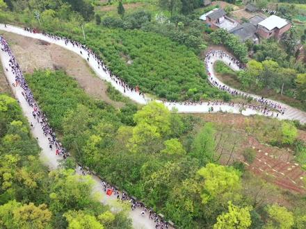 行走的思政课!绥江学子来回40余里路到烈士陵园扫墓。