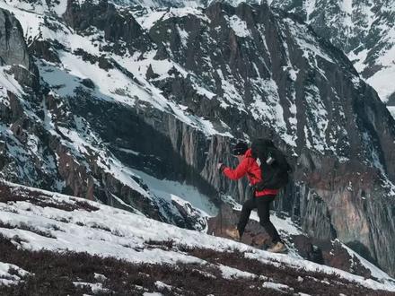 雪山徒步羽绒服怎么选?冰雪99PRO实测 雪山徒步选羽绒服,保暖轻量化才是王道!这款喜马拉雅冰雪99PRO鹅绒服,走过很多雪山,实测下来体验确实非常不错,99%绒子+900蓬,零下10度一件也能抗住。10D高密度尼龙面料轻量耐磨,细节设计也贴合户外需求,雪山徒步或者攀登真的可以了解一下!
#喜马拉雅冰雪99Pro鹅绒服 #喜马拉雅冰雪鹅绒服