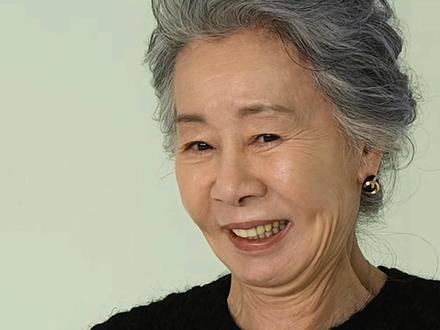 #演员尹汝贞在5月26日
出席在首尔汝矣岛举办的香奈儿
2026工坊系列首尔大秀
并参与了现场拍照环节
这位80岁高龄的奥斯卡影后
在照片墙摄影下尽显风骨
尹汝贞身着香奈儿黑色菱格粗花呢长款直身裙
搭配标志性的金色纽扣与口袋设计
是香奈儿经典的优雅版型
面料厚实富有肌理感,简约大气
粗花呢菱格纹链条手袋
与裙装材质呼应
是香奈儿经典元素的延续
小巧金色圆形耳钉
款式低调精致,契合整体沉稳气质
黑白拼色尖头小猫跟鞋,复古优雅
中和了全黑造型的厚重感,增添一丝灵动
银灰色蓬松卷发,随性自然
尽显松弛高级的老牌明星气场