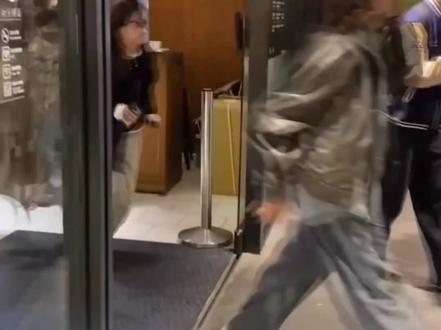 台北地铁站发生恐怖攻击,造成多人死伤,嫌疑人跳楼自杀