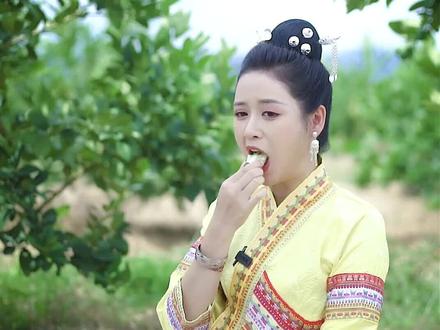 吃柠檬大比拼,傣家姑娘出战#西双版纳 #傣族姑娘依光扁 #柠檬 @抖音小助手