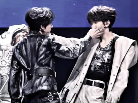 #奇文
第二类我(2)点击合集查看上集
不知过了多久,左奇函喘息着松开他,“陈奕恒只碰了我的手。”他抓起杨博文的手,然后他引导着那只手,缓缓上移,划过手腕内侧跳动的脉搏,停在锁骨下方:“而这里,这里,还有这里……”他的声音低得近乎蛊惑,“从来没有人碰过。以后也不会有人碰,除了你”
杨博文的手指在他指引的部位细微地颤抖。他忽然想起很久以前,某个同样疲惫的深夜,左奇函也是这么抓着他的手,放在自己练舞练到抽筋的小腿上向他撒娇说“奔奔帮我揉揉我疼”。
那时候他们还不懂什么叫不合规矩,什么叫占有,只是很亲密的朋友。
他们的关系,在无数个共享的汗水和疼痛的瞬间,在每一次“我的秘密只说给你”的默契里,悄悄变成了如今这副狰狞又甜蜜的模样。
“你,也只能让我碰。”
“好。”杨博文终于开口,嗓子哑得厉害,“答应你。”
左奇函顿了顿,抬起另一只手,拇指重重擦过杨博文的嘴唇——那里被他咬破了,渗着一点血珠。
“左奇函,你是狗吗。”
“只做姐姐的小狗。”
“宝宝 我们双人舞台的一个动作我还不是很熟练 能多练一会儿吗?”
“哪个动作?”
“就那个我掐你腰的动作^^”
“...居心厄测”
“下次想干什么直说 别拐弯抹角”
“好呀”
在这间被镜子包围的练习室里,一场契约刚刚达成。没有誓言,没有玫瑰,只有汗、血和疼痛铸成的锁链,将两个同样残缺的灵魂,牢牢捆在了一起。
“没有人比我更爱你”
—原唱《第二类我》唐珮雪