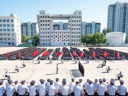 襄阳三中今年9人考入中国人民警察大学,在全国高中考入人数中排名第一 !襄阳三中:把家国情怀刻进学生DNA!(采编:方兵 通讯员:薛晶晶 叶金星 审核:丁波)