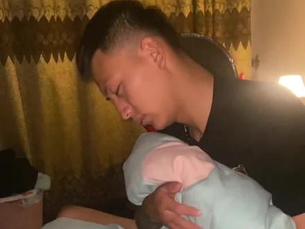 爸爸都形成条件反射了😂 #爸爸带娃 #内容过于真实