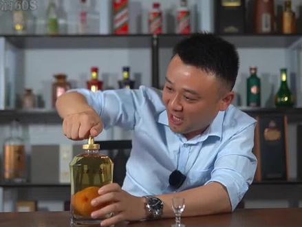 五粮液的永不分梨酒,瓶里地梨是怎么放进去的呢? #酒知识 #故事与酒 #白酒 #酒文化