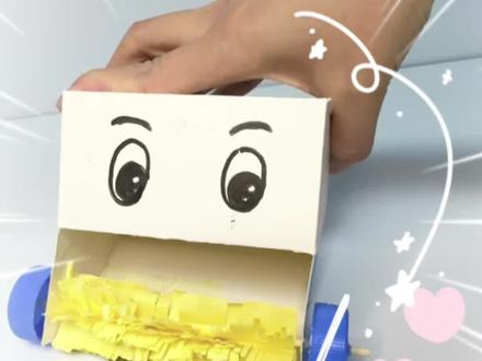 自制桌面扫地机器人手工,陪孩子用废旧的纸盒做一个桌面扫地机器人吧,纸屑都能清理的很干净,快来试试吧!#废物利用创意手工 #亲子手工制作 #幼儿园手工作品 #怎么做折纸玩具 #扫地机器人手工