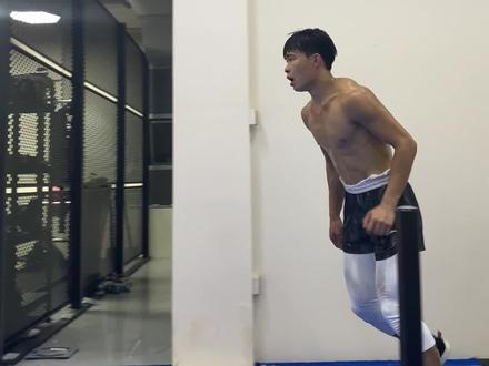 如果你拥有一米的弹跳会发生什么?其实普通人通过系统训练都有机会达到#弹跳训练 #扣篮