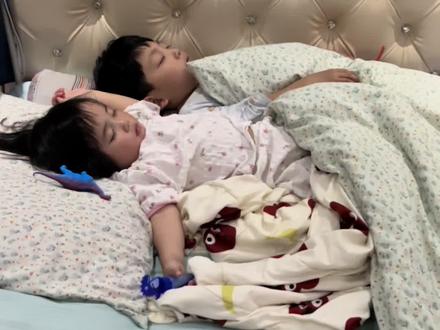除非你叫他起床吃烧烤#装睡的人你永远叫不醒 #家有儿女 #人类幼崽的800个心眼子 #装睡