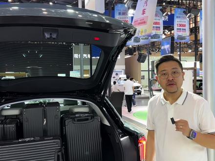 #小兵随手拍 #极狐 #厉害了我的车 #dou是好车
狐尔法S森林版
拥有拓展后1260L的后备箱容积
得益于掀背的开门设计
无论是取放物品还是装载大件儿
都不在话下!
全系标配的
法国圣戈班双层夹胶玻璃
让我们能够在车展吵杂的环境里
关上门与用户轻声交流