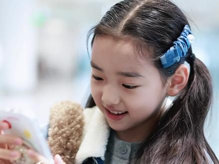 真爱粉!期待小酒窝未来跟自己爱豆白鹿顶峰相见! 小酒窝的手机壳今天被我们看到屏保又是白鹿!换了手机还不忘设置白鹿为屏保,这是真爱粉!但是她还是没有见到过白鹿,这次去参加的活动也没有白鹿,期待未来他们能够顶峰相见了哈哈哈哈🤣🤣🤣#小酒窝 #董璇女儿 #董璇女儿小酒窝 #星二代 #高舒乔