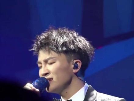 苏州演唱会现机智互动:周深以幽默方式带火'没有机场'城市梗 #华语乐坛 #热点 #演唱会 #娱乐 #周深