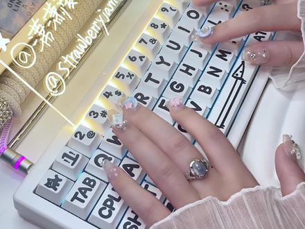 gmk67套件 @KZZI 相遇轴 很久以前随便买的一个盗版键帽
理论上来讲
机械键盘轴体分为:线性轴(linear)、类茶段落轴(tactile)、类青段落轴(clicky)
线性轴:直上直下没有顿挫感和咔哒声,响应迅速。
类茶段落轴:敲击键盘时可以感受到顿挫感和回馈感,咔哒声不明显。
类青段落轴:有丰富的段落手感,触发时有清脆的咔哒声,按压确认感强烈。
但是我一直认为combination是最重要的,就是你的搭配得当任何材质都可以无敌HiFi无敌手感
这一把就是线性轴但是听起来还以为是段落,便宜塑料壳加便宜键帽,但素直接手感升天特别舒适!这就是不同搭配带来的神奇化学反应!也是我特爱DIY客制化键盘的终极要义!
#客制化键盘 #打字音 #解压 #适合女生的键盘推荐 #白噪音