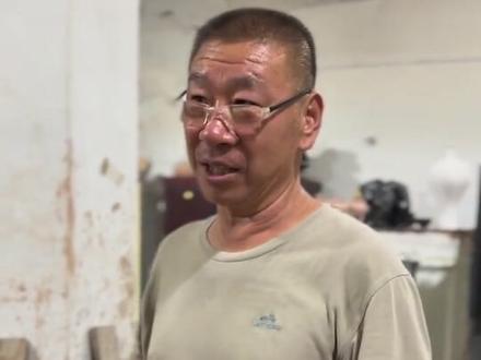 您知道什么是雨点釉么?绝对没有完全相同的第二件作品!雨点釉是一种烧制难度较大的瓷器,因釉中布满金属光泽的结晶,形似雨点溅落而得名。山东博山的雨点釉制作技艺是山东省非物质文化遗产。跟随小编的镜头一起来了解吧!#雨点釉 #非遗 #传承 #瓷器 #淄博