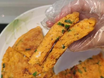 #我在抖音刷到煮鸡蛋神了 #跟着蛋神学做蛋 #鸡蛋的神仙吃法 跟蛋神学的燕麦鸡蛋饼,香到舔手指!低卡又饱腹,早餐吃它绝了~#鸡蛋饼 #早餐 @DOU+小助手 @DOU+上热门 @抖音小助手