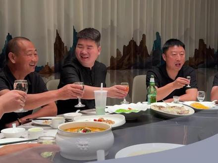 喜提人生新角色,恭喜咱们建筑负责人张晗升级当爸爸,祝初为人父的你,顺风顺水,平安喜乐。也借着这次喜宴与好久没聚的兄弟们好好喝一场#vlog日常 #每天和你分享不一样的故事🔥 #老板和员工的日常