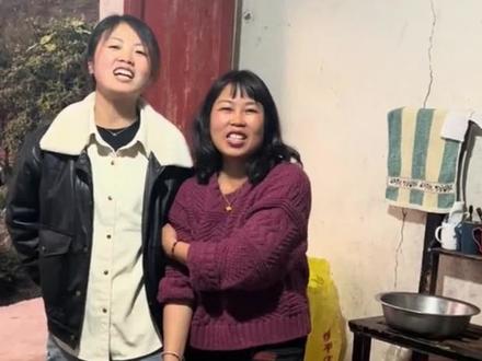 小蕾和罗梅一见面就开始发生肢体摩擦,究竟发生了什么事情看完你就知道了#跟着rose学做菜 #非洲媳妇rose #早餐 #鸡蛋灌饼 #农村美食