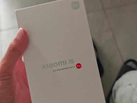 首发小米15后盖凸起,换新机都没用?
换机条件:
1.你得是“首发用户”,拥有或购买了“尊享权益”中的“365天只换不修”服务。
2.走官方售后:寄修或到店都行。有权益基本都能直接申请换新机!
换机流程:
寄修:备份→寄旧机→收新机(同款)→恢复数据。
到店:店内申请→等新机到店→去店里导数据→旧机恢复出厂。
但重点来了!
收到的新机,后盖边缘依然轻微凸起,程度比旧机稍好一些,但问题仍然存在。
个人推测这可能是当前生产批次的普遍工艺现象,并非个例。新机旧机都存在,说明不是少数出现问题。
权益说明(个人理解):
换新后,“365天只换不修”权益会延续旧机的剩余有效期,不会重新计算365天。
权益期内,如果不满意,理论上可以继续申请换新。 (但请理性评估是否必要)
给遇到同样问题朋友的建议:
> 1. 优先考虑售后:如果你觉得凸起明显或影响手感,小米的售后政策(尤其尊享权益)是靠谱的,放心去申请换新。
> 2. 换新后评估: 换到的新机如果只是极其轻微的凸起,不影响防水和使用手感,个人建议还是不必反复折腾了。毕竟换机备份数据也费时,且新机可能同样存在类似情况。
> 3. 如果实在介意且凸起确实明显/刮手,可以尝试联系售后看能否微调修复(务必确认重做IP68防水)。或者,在权益有效期内继续申请换新,直到换到一台你满意的。但需知这可能是个过程。
#小米 #小米15 #小米售后 #小米手机 #数码科技