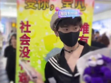 听潮阁大部队落地三亚前方虎凌云报道 感谢虎子能让我在家云接机@𝑇. 虎凌云.ʰʰ
鬼鬼黑发奶 帅可爱! 超喜欢! @𝑇.山鬼👻
虎子是真把鬼和龙放心上了超大非主流易拉宝接机,社牛的世界就是这样!
#t山鬼 #听潮阁山鬼 #山鬼2025嘉年华 #听潮阁二创 #听潮阁直播盛典阵容好强
为了遮挡路人,加了一点虚化效果,剪辑技术不成熟,如有不妥可联系删除