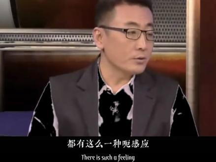 听完窦文涛这段通透畅谈,我才真正明白,人这一生,最该守住的从来不是名利得失,而是心底那份敬畏之心。很多时候我们总觉得,宗教与信仰离自己很遥远,觉得因果报应都是虚无缥缈的说法,直到听完这番话,才恍然大悟,信仰从来不是迷信,而是刻在灵魂里的自律与底线。
我渐渐懂得,人就像一辆行驶在路上的车,有一往无前的动力,却更需要管住自己的刹车。欲望是与生俱来的本能,会推着我们不断向前,追逐想要的一切,可如果没有敬畏约束,没有底线把控,再强大的能力,终究会走向迷途。世间所有规矩,看得见的是法律,看不见的是良心,无人看管的时候,才最考验一个人的修行。
我一直疑惑,为什么无法被科学证实的信仰,依旧能约束千千万万人的言行。后来才知晓,信念是生活积累的道理,而信仰,是内心深处对未知、对天道、对因果的臣服。没有人时时刻刻盯着我们犯错,法律也无法顾及每一个瞬间的善恶,唯有心存敬畏,才能在独处之时、无人之际,依旧安分守己,不越分寸,不违本心。
那些犯下过错的人,哪怕外表再强硬,内心深处依旧害怕因果,敬畏神明。我深刻体会到,人类渺小又局限,我们认知不到的事物太多,解释不清的缘分太多,冥冥之中自有规律,世间万物皆有轮回。我们不必强求看透所有真相,但一定要懂得谦卑,懂得收敛锋芒,懂得尊重天道轮回。
生活里我越来越明白,心存敬畏,不是懦弱,而是大智慧。不肆意妄为,不心存侥幸,不透支福报,不践踏善良。抬头有天道,低头有良心,行事有分寸,处世有底线。一辈子很短,善恶终有回响,祸福皆有缘由。
往后余生,我愿常怀谦卑,心存敬畏,守好心,走好路,珍惜当下,敬畏因果。不轻视世间万物,不狂妄自大,以温柔待人,以虔诚处世,心安便是归处,敬畏方能长久。#信仰