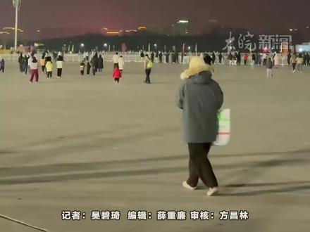 春晚分会场上演无人机表演,“骐骥驰骋”闪耀合肥夜空 春晚分会场上演无人机表演,“骐骥驰骋”闪耀合肥夜空 #安徽dou知道 #合肥本地 #合肥骆岗公园
大皖新闻讯 2026年1月2日晚,合肥骆岗公园上空上演了一场璀璨的科技艺术盛宴。六千架无人机腾空而起,以天为幕,以光为笔,在夜空中描绘出一幅幅独具徽风皖韵的灵动画卷。
为迎接即将到来的马年,这场表演以四匹骏马图案亮相,姿态矫健,气势恢弘。随后,无人机群先后组合成合肥城市地标、戏曲凤冠、迎客松、雪花等图案,将传统人文与现代科技完美融合。
最后,一幅卷轴在夜空徐徐展开,“骐骥驰骋”等一系列与“马”有关的汉字一一呈现,创意巧妙,寓意深远,为市民带来了一场浪漫而富有文化内涵的视觉体验。
大皖新闻记者 吴碧琦