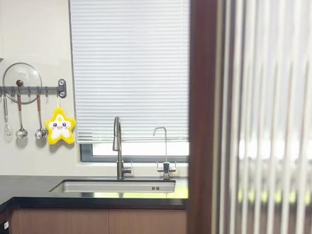 一起来聊聊我家的净水设备✨ 先说说我家全屋净水三件套的情况:前置➕净水器➕管线机!!我家的净水设备并不是一次性三件套买的,而是一个个加装上去凑齐的。实测下来,感觉已经满足90%的家庭使用了!
前置过滤器装了一年多,是最早装的,管线机用了半年,净水器使用三个多月,现在整套净水用下来,感觉真的值!
敲重点!一定要在水电阶段预留管道,不然后期加装很费事
#厨房好物 #抖音宝藏生活家 #不凑活好物大赏 #净水器 #全屋净水
