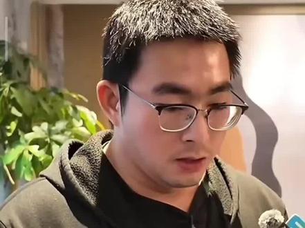 胡龙出生于贵州毕节,在2个月23天时在云南昭通被抢卖至福建至今34年才回到云南照通和亲人团聚。荞父母对他一般不算好也不算坏#胡龙 #柯伟力 #宝贝回家 #打拐 #缘梦公益寻人工作站