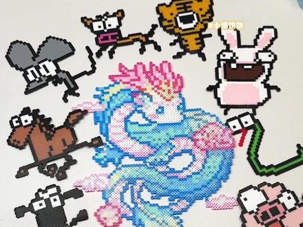 无奖竞猜,猜猜我属什么的。 龙图纸来源@瓜瓜猫 ,其他图纸来源@奇妙像素店 @小鱼儿
#拼豆 #十二生肖拼豆主打一个抽象 #十二生肖拼豆 #手工 #拼豆豆