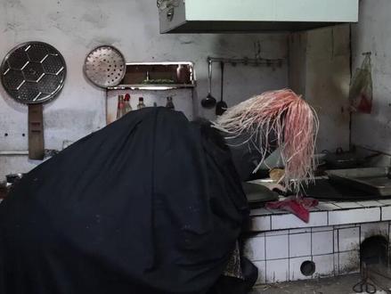 安徽小伙鲍小光带领村里老人拍“土味三国”短视频火出圈,个人粉丝突破220万。#美丽乡村新风貌 #安徽dou知道