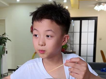 趁姐姐还没发现,赶紧吃 #萌宝小吃货 #吃货