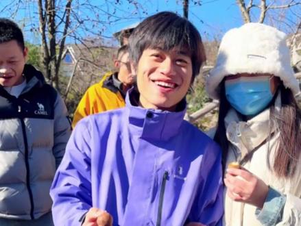 11月19日报道,林北请女友吃“荒野三件套”,她说非常好吃,可以给大家带点。网友:你俩搁这儿发喜糖呢!(编辑:钱瑾)#荒野求生 #七星山荒野求生挑战赛 #野外生存