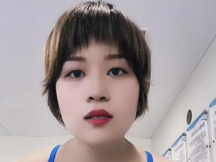 游完泳以后身上起小红疙瘩很痒,是怎么回事呢?很大可能是氯过敏了,怎么办呢?用专业的去氯沐浴露就能很好的避免!#游泳 #学游泳 #一起来玩水